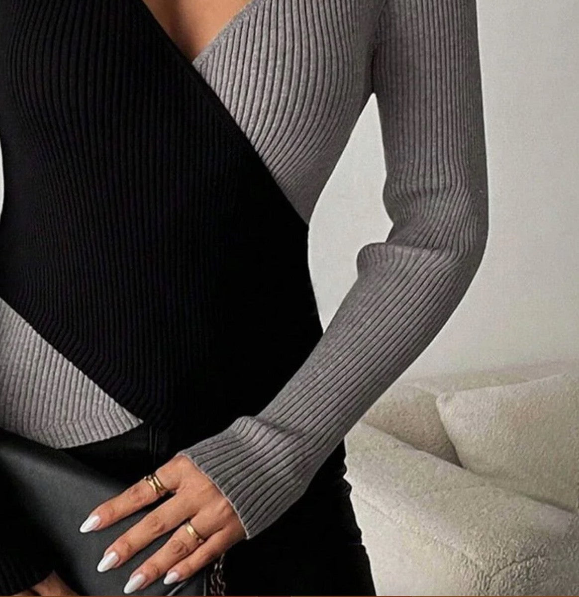 Schwarzer Pullover mit V-Ausschnitt und Farbblockdesign