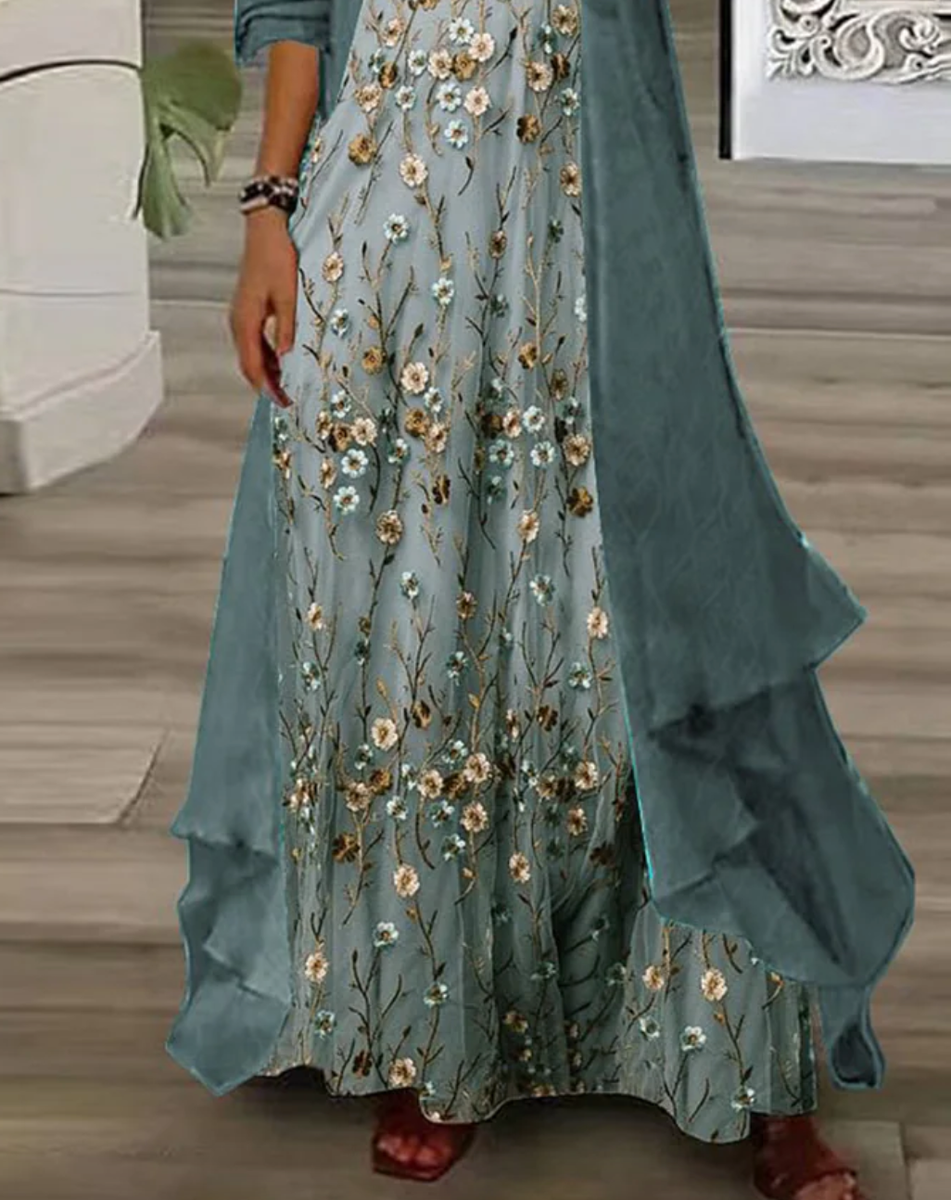 Jugendliches Maxikleid mit verspieltem Blumenmuster und dünner Jacke, zweiteiliges Outfit