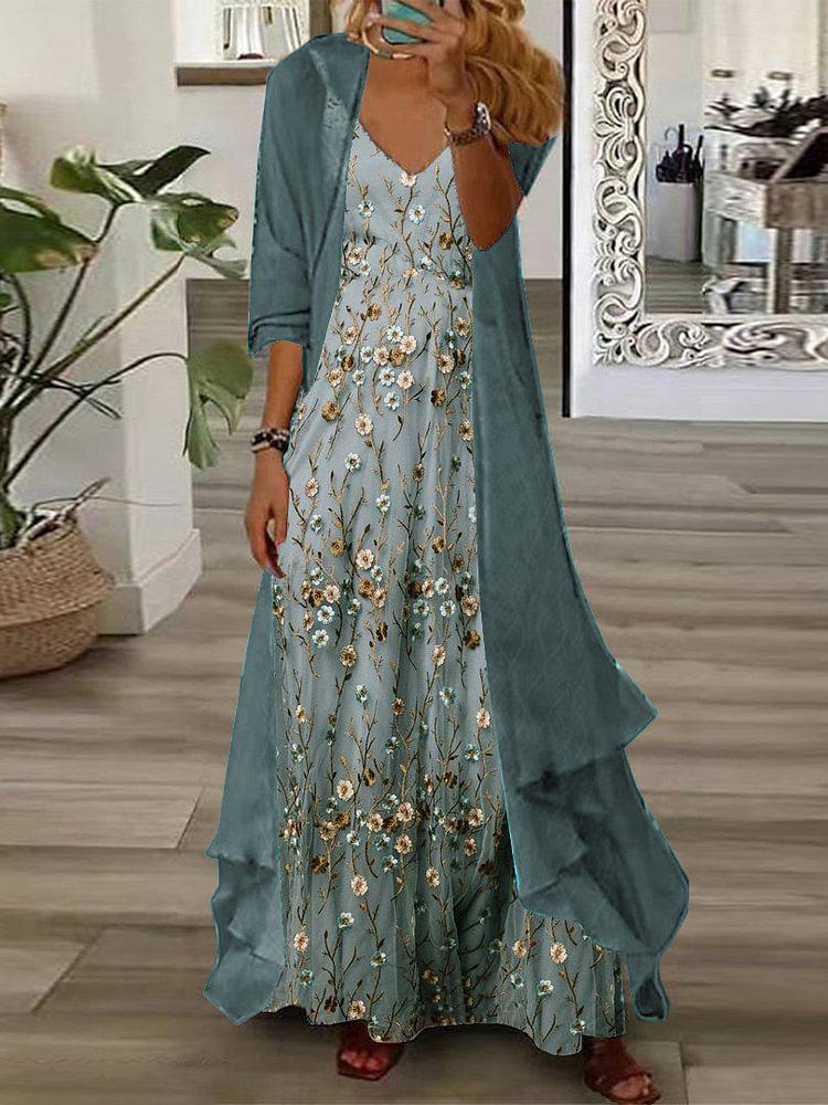 Jugendliches Maxikleid mit verspieltem Blumenmuster und dünner Jacke, zweiteiliges Outfit